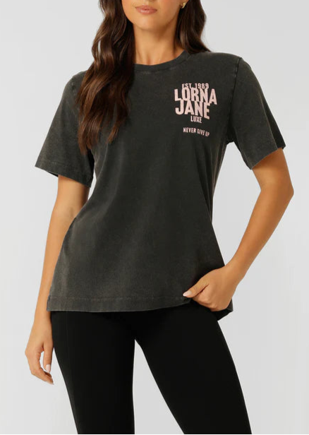 ﾛｰﾅ 062581 ﾍﾘﾃｲｼﾞ ﾘﾗｯｸｽﾄﾞ Tｼｬﾂ（WashedBlack）