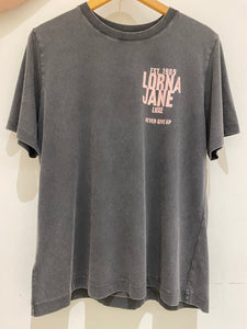 ﾛｰﾅ 062581 ﾍﾘﾃｲｼﾞ ﾘﾗｯｸｽﾄﾞ Tｼｬﾂ（WashedBlack）