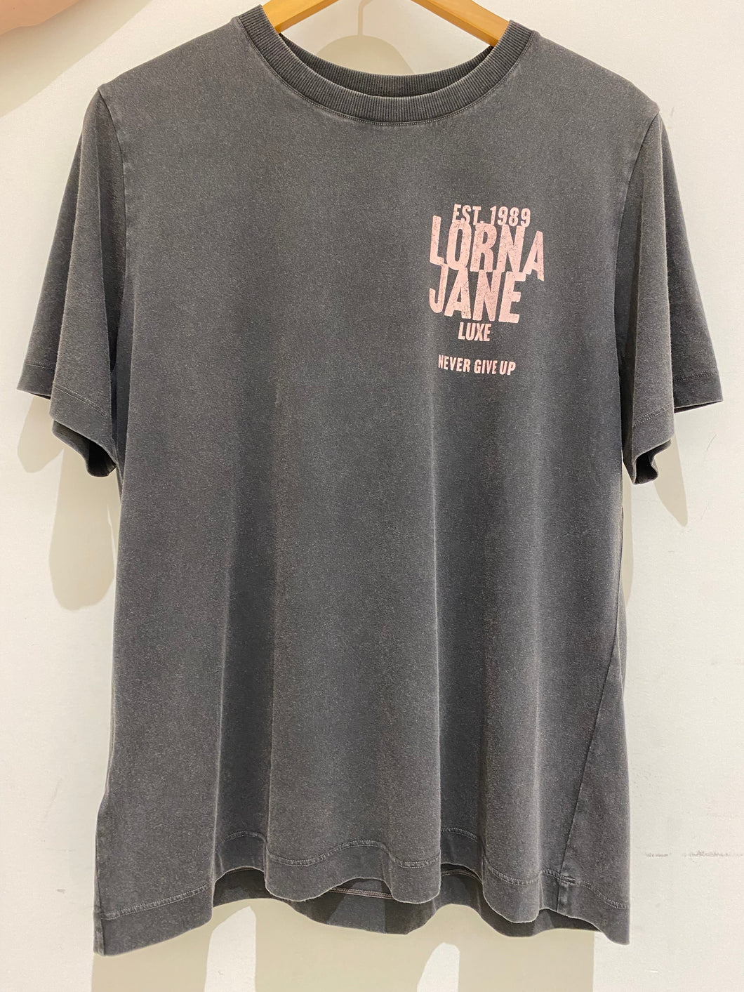 ﾛｰﾅ 062581 ﾍﾘﾃｲｼﾞ ﾘﾗｯｸｽﾄﾞ Tｼｬﾂ（WashedBlack）